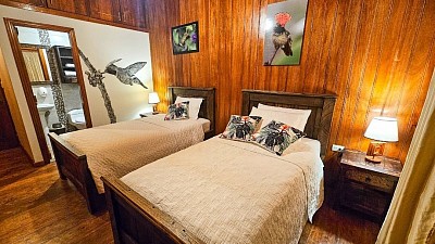 Habitación Coqueta – Buglas Birding Lodge, hotel y hostería en Limón Indanza Ecuador con dos camas y balcón