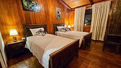 Coqueta Room en Buglas Lodge – habitación doble con baño privado y vista al bosque amazónico en Limón Indanza