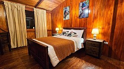 Trogón Room – cómoda habitación matrimonial con baño privado y Wi-Fi en Buglas Birding Lodge Ecuador