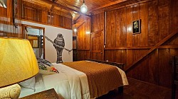 Habitación Trogón en Buglas Lodge, alojamiento con cama matrimonial y decoración amazónica en Limón Indanza
