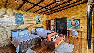 Gallito Suite at Buglas Birding Lodge, hostería en Limón Indanza con dos camas y balcón al bosque