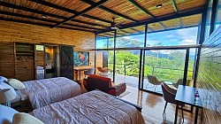 Gallito Suite at Buglas Birding Lodge, hostería en Limón Indanza con dos camas y balcón al bosque