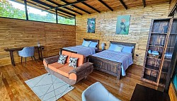 Habitación Gallito – Buglas Lodge, hostería en Limón Indanza con decoración de aves