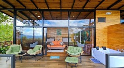 Gallito Suite – habitación con ventanales y confort en Buglas Birding Lodge Limón Indanza