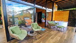 Balcony of Gallito Suite at Buglas Birding Lodge, hotel y hostería en Limón Indanza Ecuador